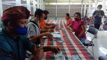 PT.Pos Singaraja distribusikan Bantuan Sosial Tunai KemenSos Tahap 8 kepada 193 KPM Desa Banjarasem